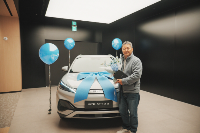 14일 경기 안양시 BYD 안양전시장에서 '아토 3' 구매자가 차량을 받은 뒤 기념촬영을 하는 모습 ⓒBYD코리아