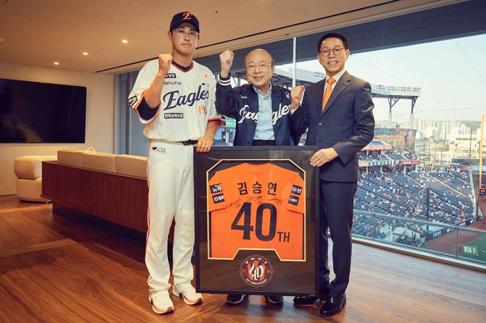 사진: 김승연 한화그룹 회장(가운데)이 박종태 이글스 대표(오른쪽), 이글스 주장 채은성 선수와 40주년 기념 유니폼을 입고 파이팅을 외치고 있다. 〈한화그룹〉