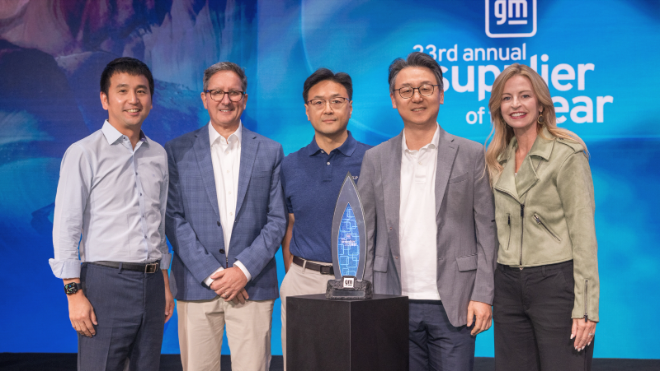 은석현 LG전자 VS사업본부 부사장(오른쪽 두 번째)를 비롯한 LG전자와 제너럴모터스(GM) 임원들이 최근 미국 애리조나에서 열린 제33회 GM 올해의 공급사 시상식에서 기념촬영을 하고 있다. ⓒLG전자