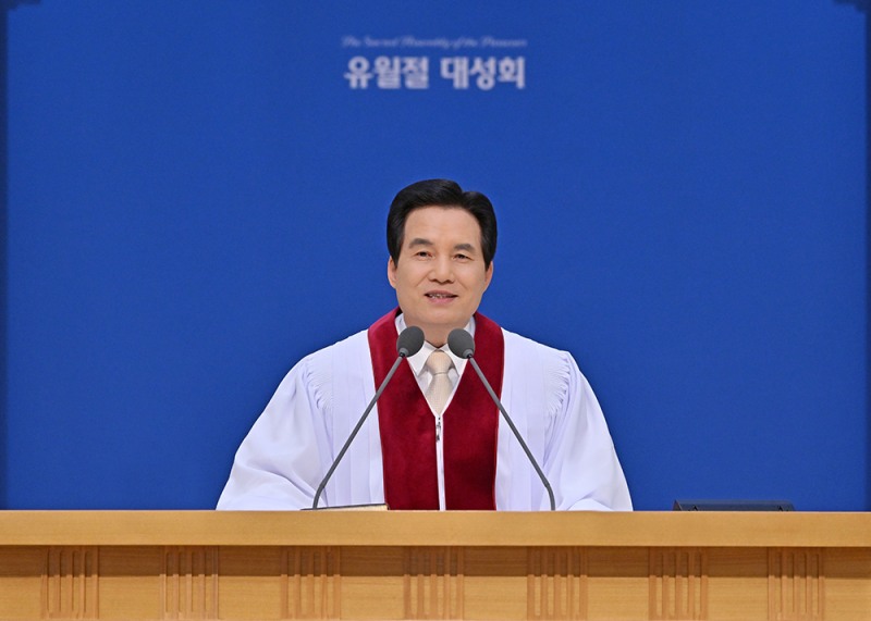 '새예루살렘 판교성전'에서 유월절 대성회를 집전하는 하나님의 교회 총회장 김주철 목사.