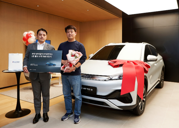 DT네트웍스 권혁민 대표이사(왼쪽)와 DT네트웍스 BYD ATTO 3 1호 출고 고객 이상훈님
