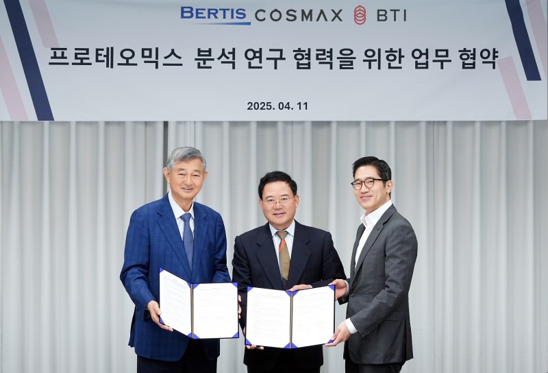 (지난 11일 경기도 성남시 코스맥스 사옥에서 열린 업무 협약식에서 (왼쪽부터) 이경수 코스맥스그룹 회장, 노동영 베르티스 공동 대표, 한승만 베르티스 공동 대표가 기념촬영을 하고 있다.)