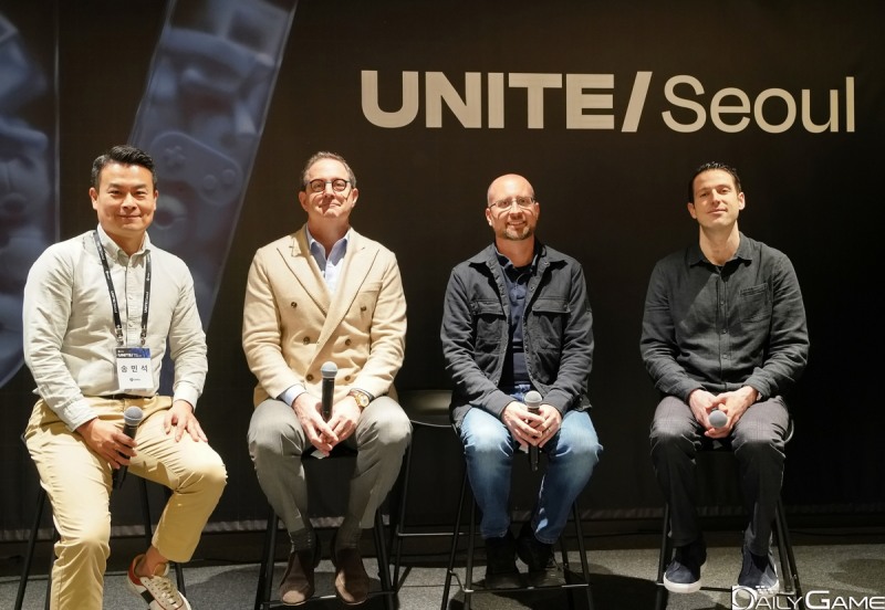 브롬버그 CEO가 주요 인사들과 함께 기자간담회에 참석했다.