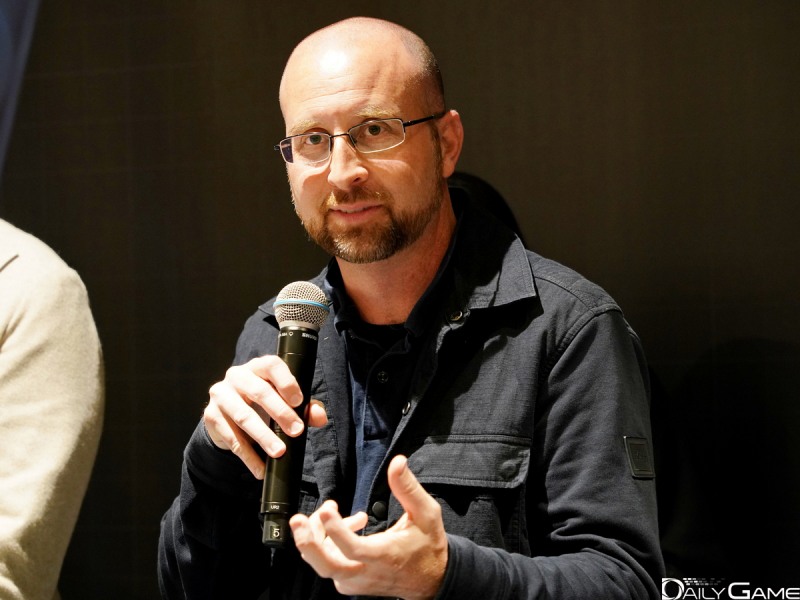 한국 게임과의 인연을 소개하며 강력한 기능의 추가를 예고한 애덤 스미스 전무.