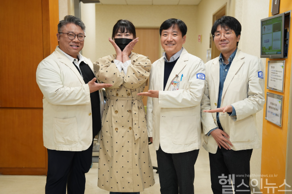가톨릭대학교 서울성모병원은 면역항암제 중 하나인 CAR-T 세포치료제를 전신성 홍반 루푸스 환자에 국내 처음으로 투여하는 임상연구를 시작했다. 왼쪽부터 윤재호 혈액내과 교수, 루푸스 환자, 주지현 류마티스내과 교수, 이봉우 류마티스내과 교수 (서울성모병원 제공)