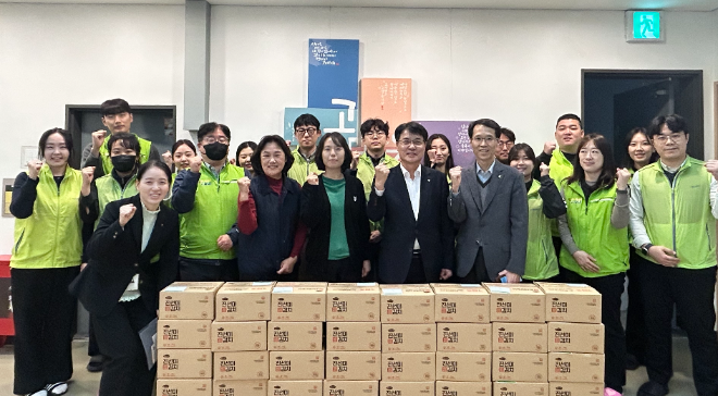 정승일 경제기획본부장(다섯 번째)이 지난 14일서울 서대문구에 위치한 한부모가족 복지시설 애란원에서 김종희 경제지원국장(여섯 번째) 등관계자들과 함께 봉사활동을 진행하며 상생과 나눔의 가치를 실천했다.ⓒ농협중앙회