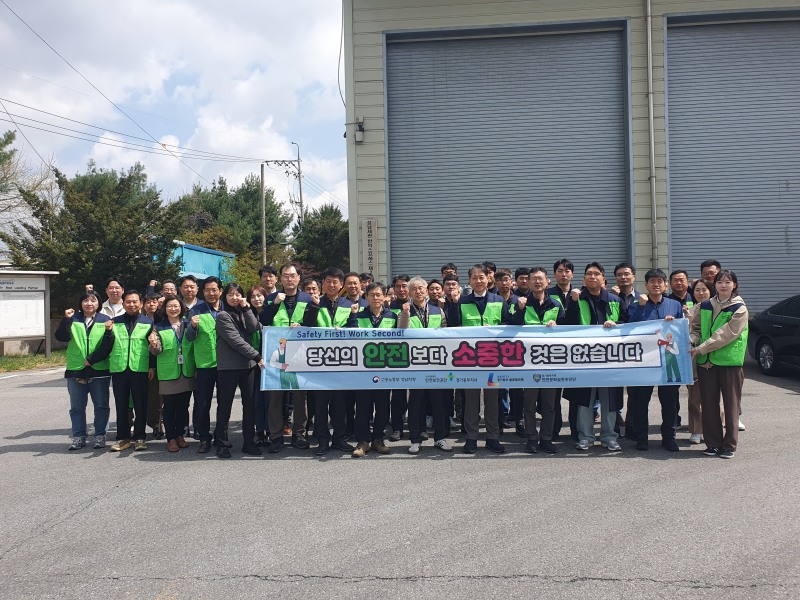 양승준 고용노동부 성남지청장(앞줄 오른쪽 5번째)과 정선식 안전보건공단 경기동부지사장(앞줄 오른쪽 7번째)이 15일 경기 이천시 소재 한익스프레스에서 안전문화 확산을 위한 합동 캠페인 실시 후 관계자들과 파이팅을 외치고 있다./안전보건공단 경기동부지사