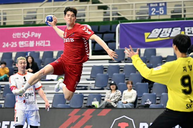 신한SOL페이 24 25 핸드볼 H리그 남자부 신한카드 5라운드 MVP로 선정된 충남도청 오황제가 점프슛을 하고 있다