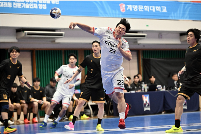 신한SOL페이 24 25 핸드볼 H리그 남자부 5라운드 캐논슈터 하남시청 박광순이 강슛을 날리고 있다