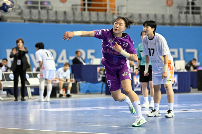 신한SOL페이 24 25 핸드볼 H리그 여자부 3라운드 캐논슈터 서울시청 우빛나가 강슛을 날리고 있다