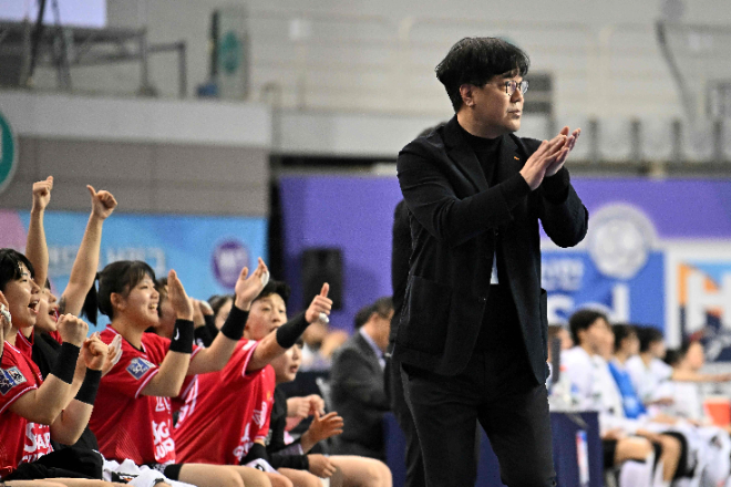 신한SOL페이 24 25 핸드볼 H리그 여자부 플렉스 3라운드 베스트팀으로 선정된 SK슈가글라이더즈의 김경진 감독과 선수들