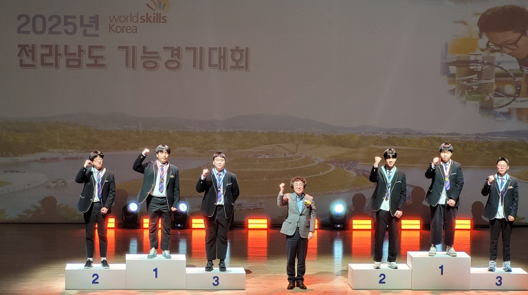 왼쪽(여수정보과학고 클라우드컴퓨팅) 오른쪽(여수공업고 프로토타입모델링) 직종 금,은,동 입상자들