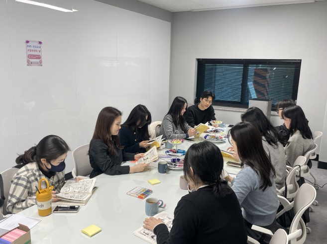 광주시교육청이 15일 교사성장마루에서 신규 임용 초등교사 14명 대상 ‘신규 교사 수업 성장의 날’을 운영했다. 교사들은 도서를 미리 읽고, 학생들과 신뢰관계 형성, 교육과정-수업-평가, 교실 공간 구성 등에 대해 이야기를 나눴다./ 제공 광주광역시교육청