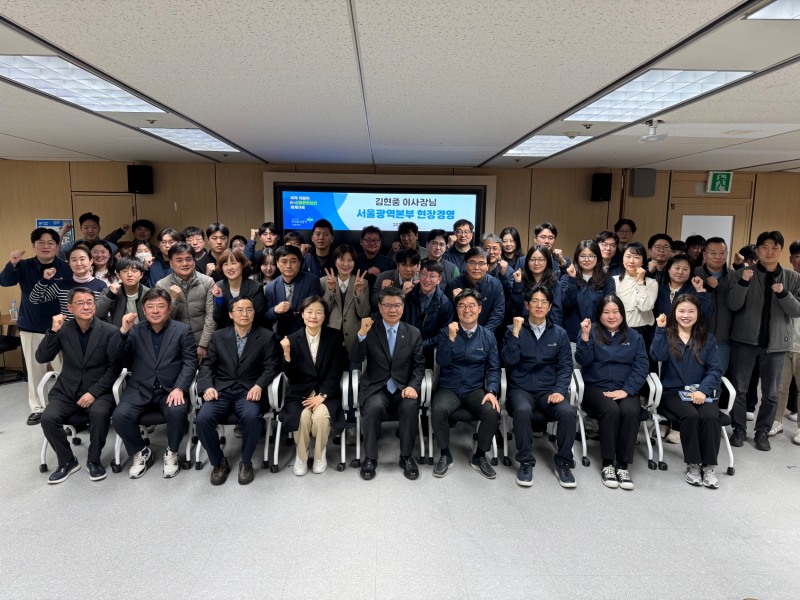 김현중 안전보건공단 이사장(앞줄 가운데)이 15일 서울광역본부를 방문해 산업안전보건 경영철학을 공유하고 직원들과 공감대를 형성하는 시간을 가진후 기넘사진을 촬영하고 있다./안전보건공단 서울광역본부