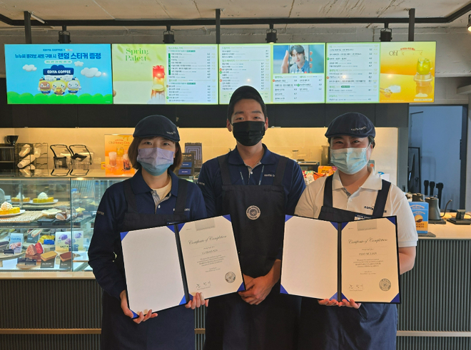 다문화가족 ‘나도 바리스타’ 1기 수료생들이 강사와 함께 기념 촬영을 하고 있다. ⓒ이디야커피