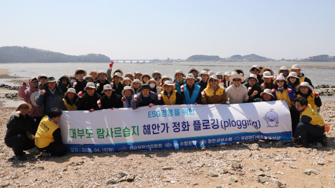 플로깅 캠페인 참가자들이 행사 후 기념사진을 촬영하는 모습 ⓒSh수협은행