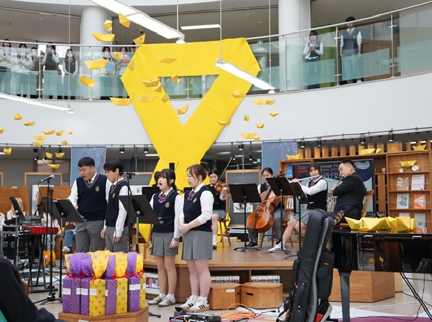 15일에 세종얘술고에서 대만국립화롄여자고 학생들이 방문하여 국제 교류프로그램 활동을 하고 있는 모습