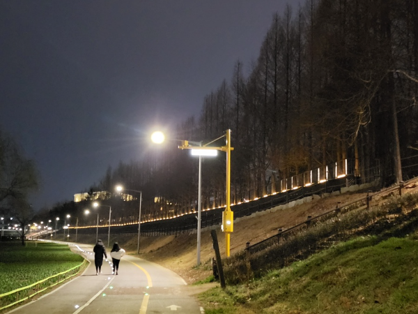 야간 안심산책로로 탈바꿈한 승기천 모습