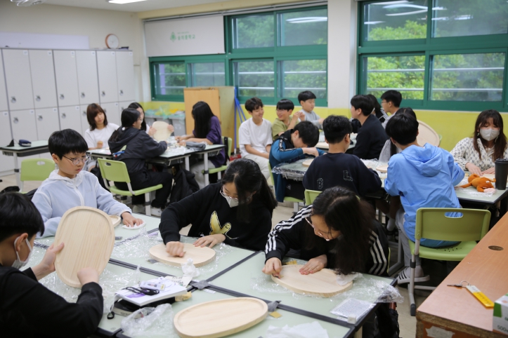 지난해 숭의중학교 1학년 3반 학생들이 청소년 진로체험프로그램 '목공예(쟁반 만들기) 수업'에 참여하고 있다/광주시교육청 제공