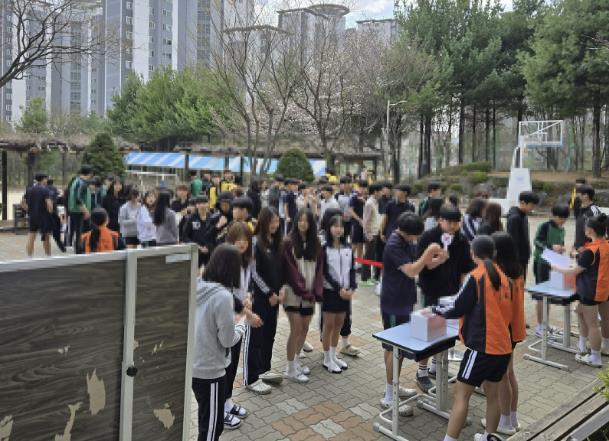덕현중학교, 학생자치회 주관‘우리학교 교칙 맞히기’퀴즈 행사 개최 사진