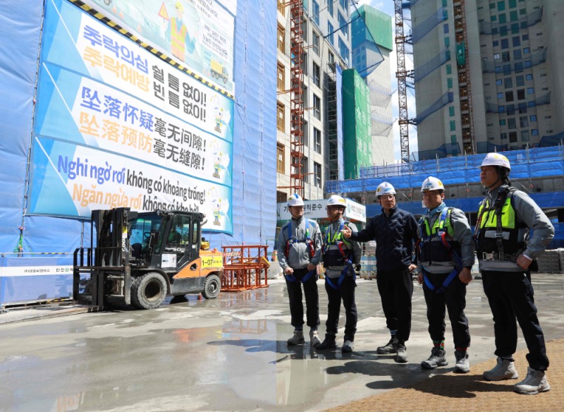 서울 반포 3주구 재건축 현장에서 추락위험 예방 표지판 설치 상태를 확인하는 삼성물산 안병철 CSO와 현장 직원들