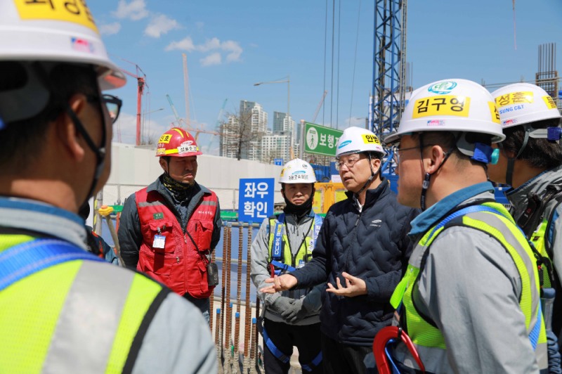삼성물산 안병철 CSO가 현장 근로자들에게 추락위험 작업에 대한 주의사항을 전달하는 모습