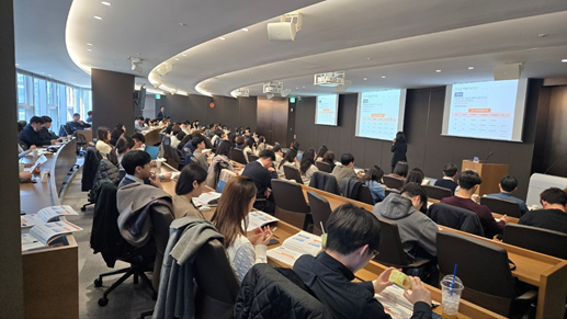 법인 퇴직연금 담당자들이 미래에셋센터원에서 열린 퇴직연금스쿨에 참석해 퇴직연금제도 실무에 관한 설명을 듣고 있다./미래에셋증권