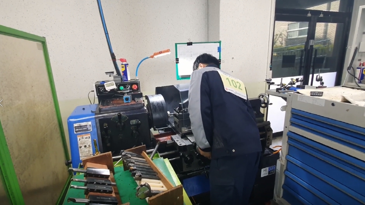 한 직업계고 학생이 CNC 선반 직종에서 축 가공 과제를 수행하고 있다. 광주 직업계고 학생들이 지난 7~11일 2025 지방 기능경기대회에서 금 27개, 은 26개, 동 20개, 우수 2개, 장려 13개 등 총 88명이 입상하는 등 우수한 성과를 거뒀다./ 제공 광주광역시교육청