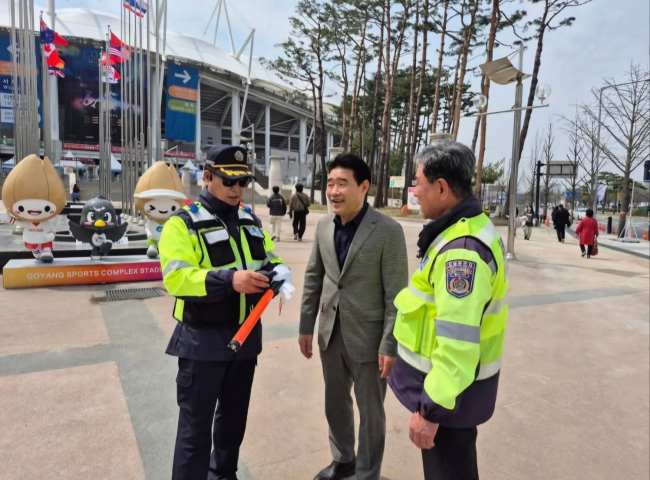 김운남 고양특례시의회 의장(가운데)