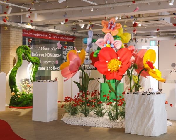 논논, 'NONENON FLOWER' 컬렉션 성수 EQL 팝업서 공개