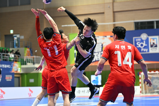 신한SOL페이 24 25 핸드볼 H리그 SK호크스 이현식이 점프슛을 하고 있다