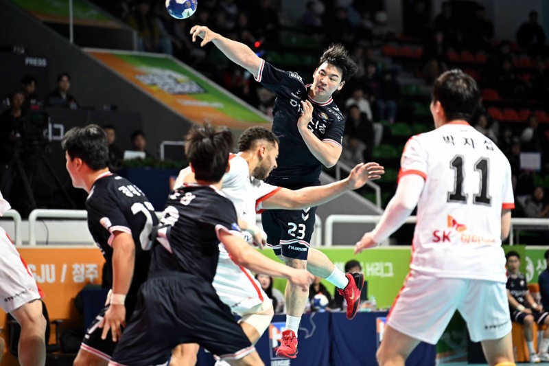 신한SOL페이 24 25 핸드볼 H리그 하남시청 박광순이 슛을 날리고 있다