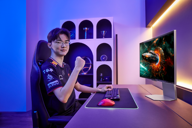 e스포츠팀 T1 소속 페이커 선수가 삼성전자 '오디세이 OLED G8'과 함께 있는 모습 ⓒ삼성전자
