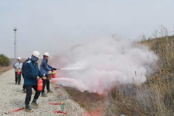 지난 16일 재난대응 합동 소방훈련에서 수도권매립지관리공사 자위대가 화재 상황에 초기진화를 하는 모습
