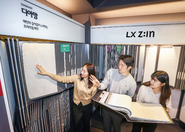 LX하우시스가 ‘LX Z:IN(LX지인) 벽지 디아망(DIAMANT)’의 2025년형 리뉴얼 신제품을 출시했다고 17일 밝혔다. ⓒ LX하우시스