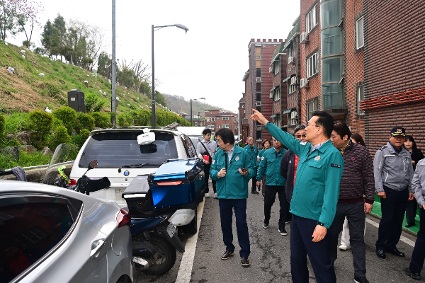 이재호 연수구청장이 관내 초등교 등하교길 안전 점검을 실시하고 있다.