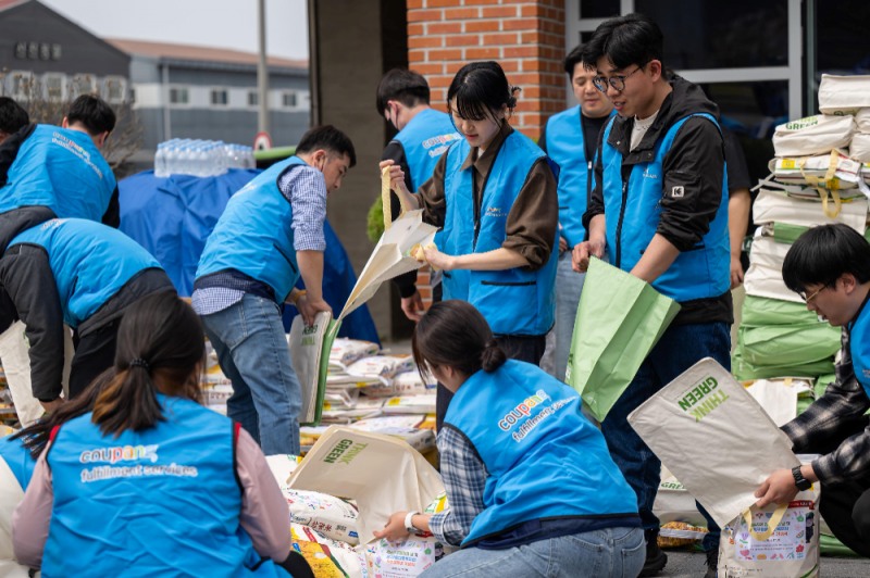 쿠팡풀필먼트서비스 임직원들이 오는 20일 장애인의 날을 앞두고, 16일 대전 동구아름다운복지관에서 제45회 장애인의 날 및 동구아름다운복지관 개관 8주년 기념식’ 행사 기념품 포장을 돕고 있다