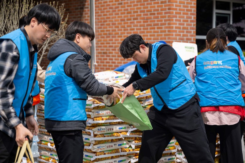 쿠팡풀필먼트서비스 임직원들이 오는 20일 장애인의 날을 앞두고, 16일 대전 동구아름다운복지관에서 제45회 장애인의 날 및 동구아름다운복지관 개관 8주년 기념식’ 행사 기념품 포장을 돕고 있다
