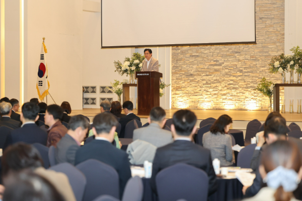 지난 16일 문학경기장 그랜드오스티엄에서 열린 ‘제10회 2025년 인천교육포럼 정기총회'에 참석하여 노고를 치하하고 있다.