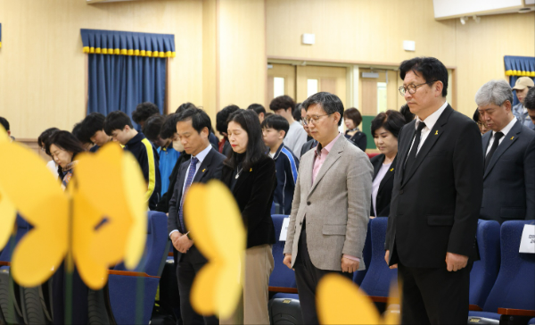 도성훈 교육감이 지난 16일 시교육청 정보센터에서 세월호 참사 11주기를 맞아 희생자들을 추모하고 있다.