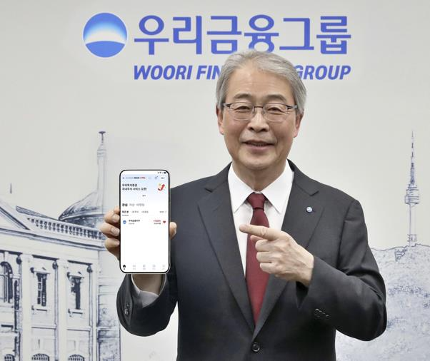 임종룡 우리금융그룹 회장이 최근 출시된 우리투자증권의 모바일트레이딩시스템(MTS) '우리WON MTS'를 들어보이고 있다.