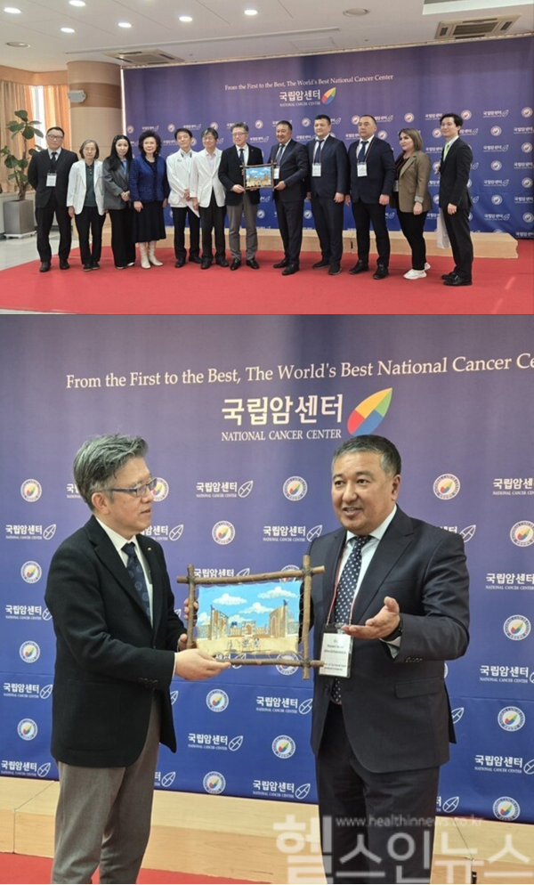 〈위〉(왼쪽부터 세번째) 조서애 이지놈 대표, (왼쪽부터 일곱번째) 국립암센터 양한광 원장, (왼쪽부터 여덟번째) 사마르칸트 국립의대 Jasur Rizayev 총장 〈아래〉 국립암센터 양한광 원장과 사마르칸트 국립의대 Jasur Rizayev 총장이 기념품을 교환하고 있다. (이지놈 제공)