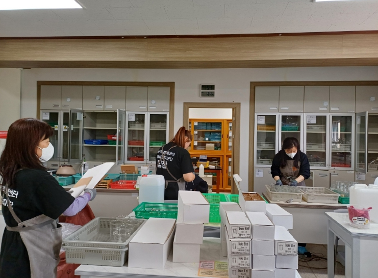 서산교육지원청 학교지원센터, 서산여고 화학실 정리지원 실시