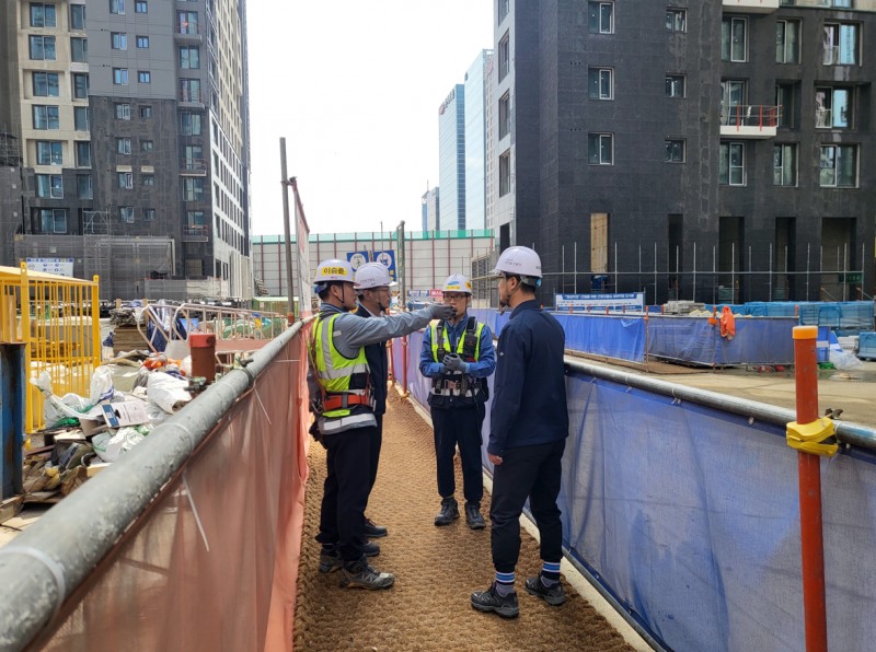 김형석 안전보건공단 서울동부지사장(맨 오른쪽)이 17일 관내 대형사고 위험이 높은 현장을 방문해 현장경영을 실시 중이다./안전보건공단 서울동부지사