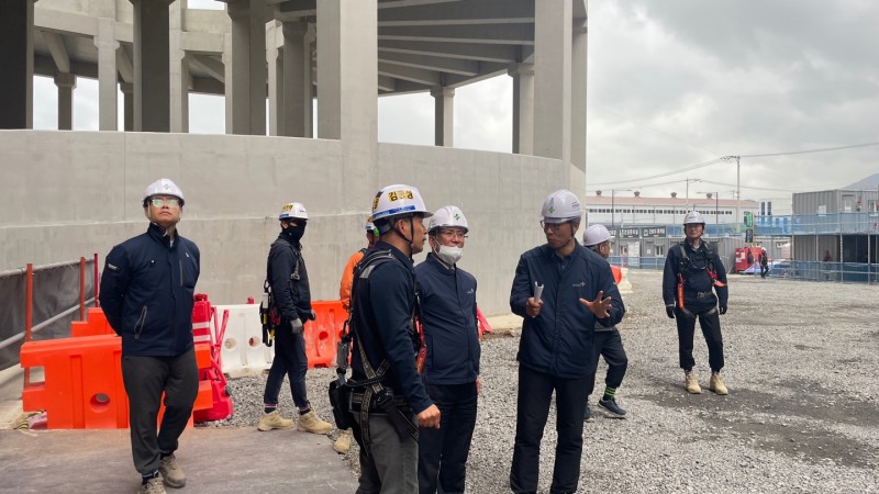 조현수 감사(사진 가운데)가 물류시설 신축공사 현장을 방문하고 있다./안전보건공단 경남동부지사