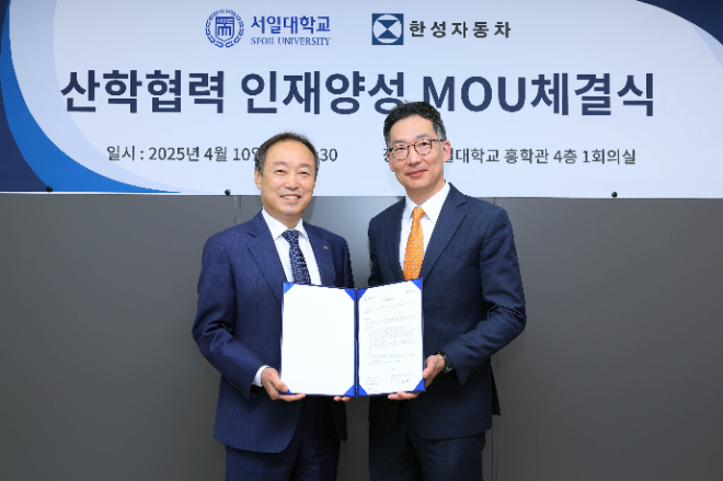 오선 서일대 총장(왼쪽)과 김민정 한성자동차 AS본부장이 지난 10일 서울 중랑구 서일대학교에서 자동차 정비 전문 인력 양성을 위한 산학 협력 업무협약(MOU)을 체결한 뒤 기념촬영을 하고 있다. ⓒ한성자동차