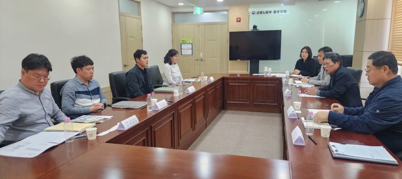 최경호 고용노동부 충주지청장(사진 우측 두 번째)이 17일 간담회 참석자들에게 안전관리 계획을 설명하고 있다./안전보건공단 충북북부지사