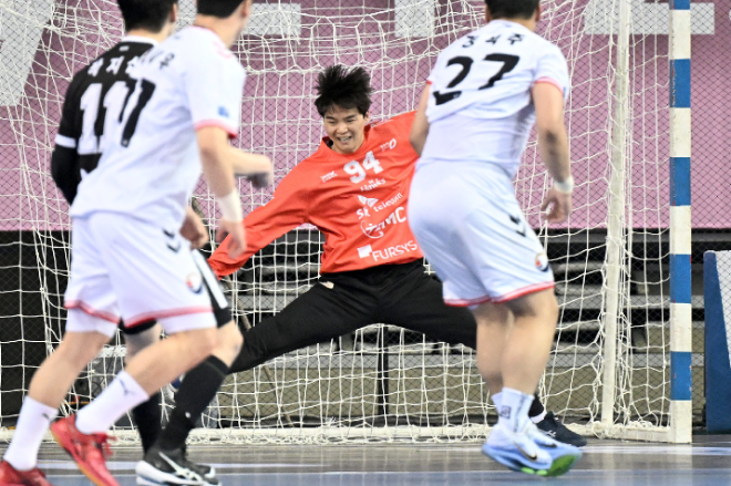 SK호크스 지형진 골키퍼가 선방을 하고 있다