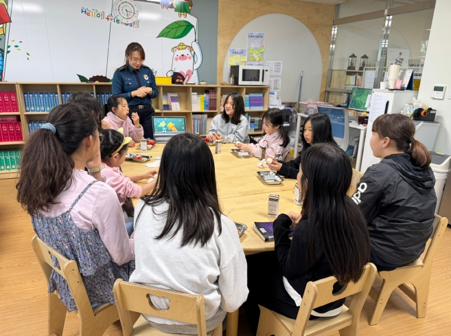 15일, 해밀초에서 학교전담 경찰관과 돌봄 담당자가 저녁 늘봄 학생을 대상으로 교육을 진행하고 있다.