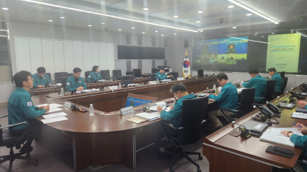 인천시청 재난영상회의실에서 ‘지반침하 관련 시민안전본부장 주재로 대책회의를 개최하고 있다.